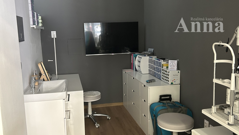 Obch. priestor s výkladom (70 m2) - Obchodná ul.