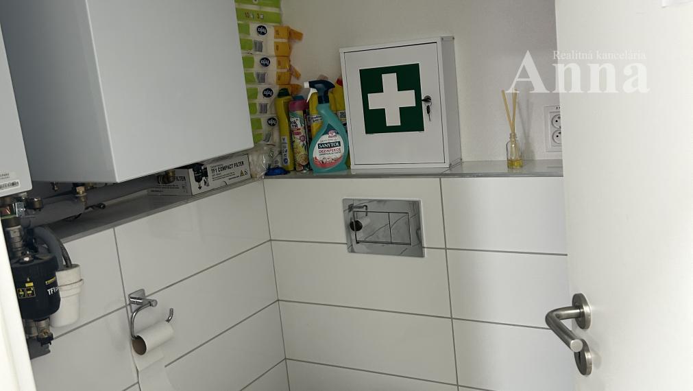 Obch. priestor s výkladom (70 m2) - Obchodná ul.