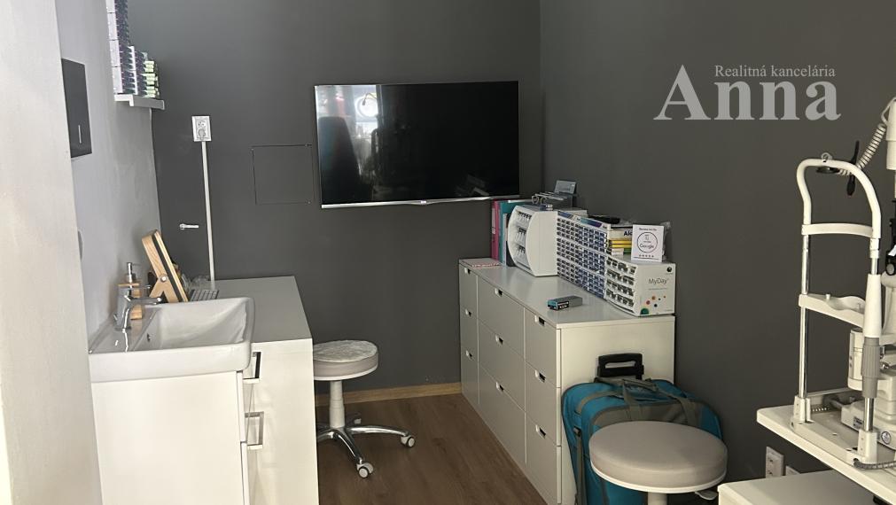Obch. priestor s výkladom (70 m2) - Obchodná ul.