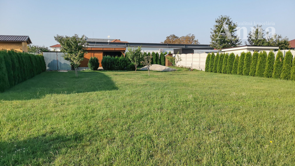 TOP STAVEBNÝ POZEMOK (737 m²) SO ZÁZEMÍM – HUBICE: KOMPLETNÉ SIETE A PRIPRAVENOSŤ NA STAVBU RD !