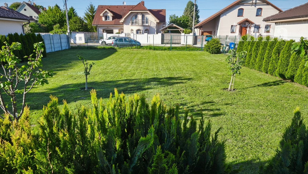 TOP STAVEBNÝ POZEMOK (737 m²) SO ZÁZEMÍM – HUBICE: KOMPLETNÉ SIETE A PRIPRAVENOSŤ NA STAVBU RD !