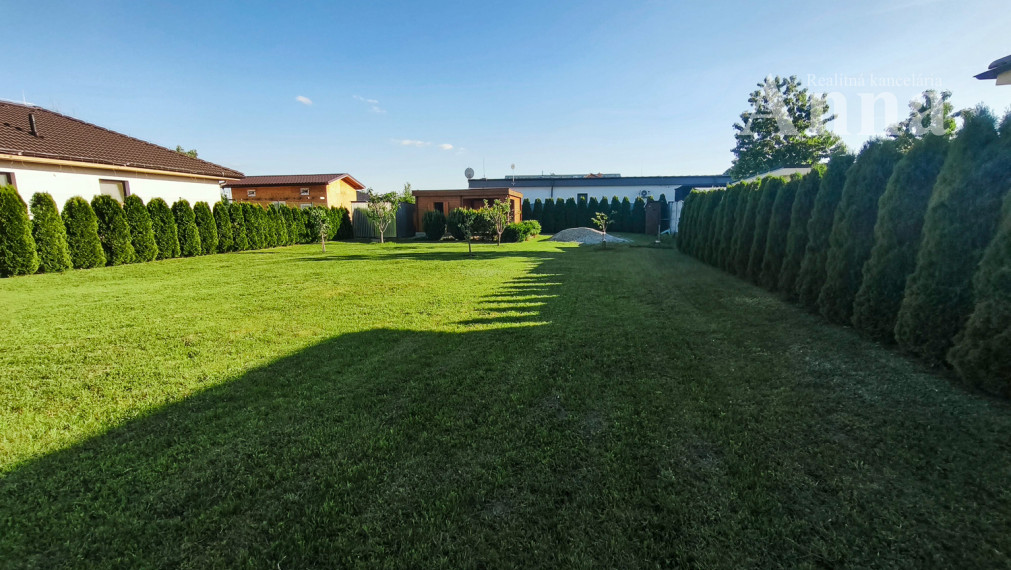 TOP STAVEBNÝ POZEMOK (737 m²) SO ZÁZEMÍM – HUBICE: KOMPLETNÉ SIETE A PRIPRAVENOSŤ NA STAVBU RD !