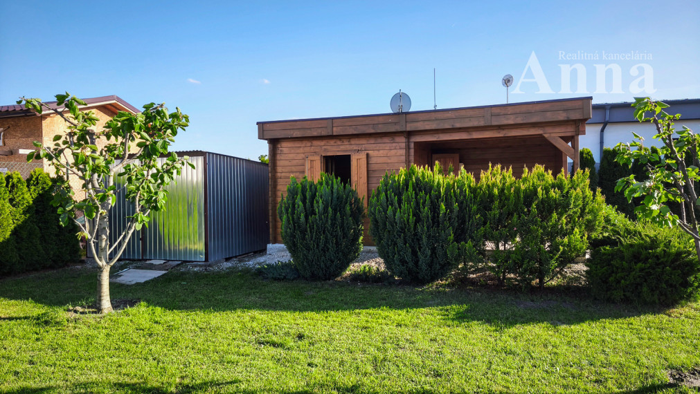 TOP STAVEBNÝ POZEMOK (737 m²) SO ZÁZEMÍM – HUBICE: KOMPLETNÉ SIETE A PRIPRAVENOSŤ NA STAVBU RD !