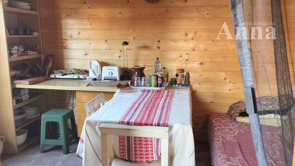 TOP STAVEBNÝ POZEMOK (737 m²) SO ZÁZEMÍM – HUBICE: KOMPLETNÉ SIETE A PRIPRAVENOSŤ NA STAVBU RD !