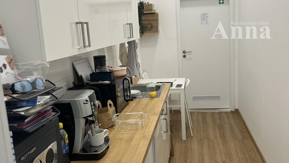 Obch. priestor s výkladom (70 m2) - Obchodná ul.