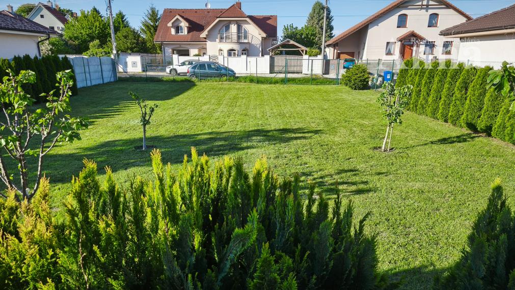 TOP STAVEBNÝ POZEMOK (737 m²) SO ZÁZEMÍM – HUBICE: KOMPLETNÉ SIETE A PRIPRAVENOSŤ NA STAVBU RD !