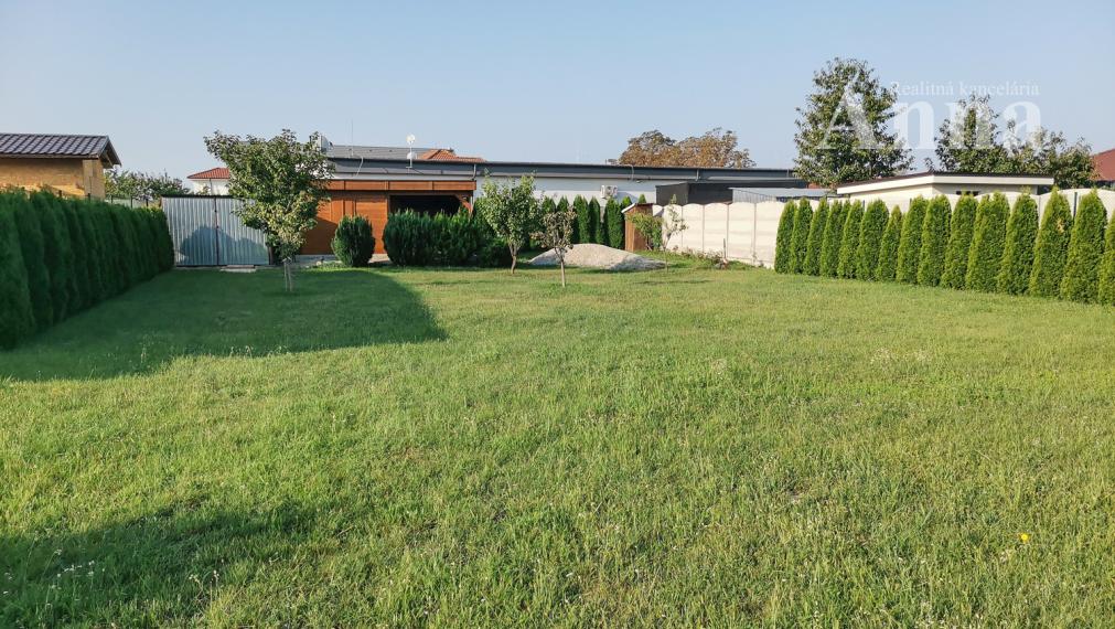 TOP STAVEBNÝ POZEMOK (737 m²) SO ZÁZEMÍM – HUBICE: KOMPLETNÉ SIETE A PRIPRAVENOSŤ NA STAVBU RD !