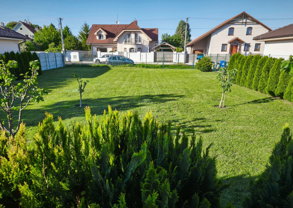 TOP STAVEBNÝ POZEMOK (737 m²) SO ZÁZEMÍM – HUBICE: KOMPLETNÉ SIETE A PRIPRAVENOSŤ NA STAVBU RD !